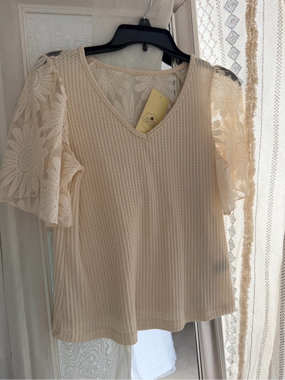 Source Unknown Cream V-Neck Lace Flutter Sleeve Top